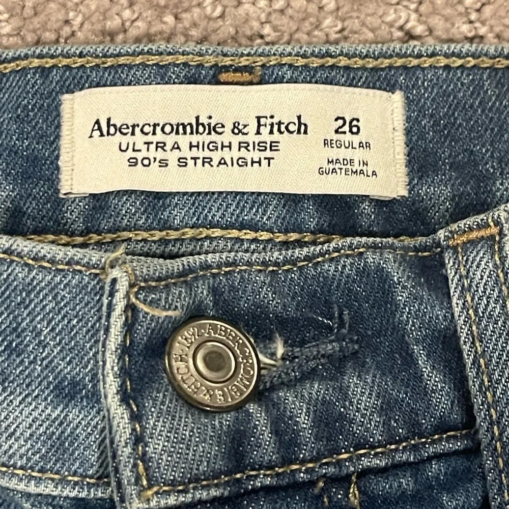 NWT Abercrombie & Fitch 90’s Straight Ultra High Rise, Med Raw Hem, 26 Regular